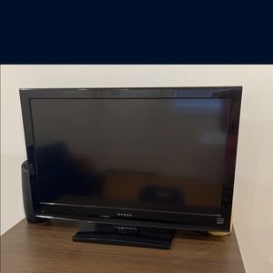 32 in Roku tv with Netflix and Hulu paid for